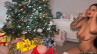 ItsYouueenGee, QueenGee, Queenie, Christmas FFM Threesome Present Onlyfans (Amateur porn)-2