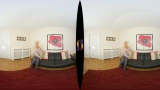 LOUISE SHOWS OFF HER PEACHY BUM IN 3D VR-0