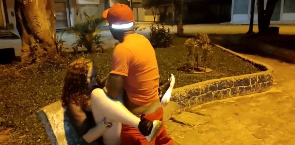 Verified Amateurs A GENTE ESTA NA PRAA PUBLICA E O CARA JA CHEGOU MOSTRANDO O PAU E COLOCANDO NA BOCA DA GENTE
