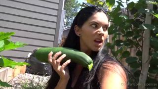AspenRae Fucks Giant Zucchini Straight From Garden Onlyfans (Pornstar)-1