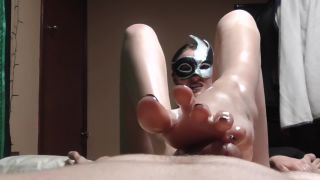 Porn online Footjob – POV Masked Amateur gets Cum Rubbed all over her Feet-3