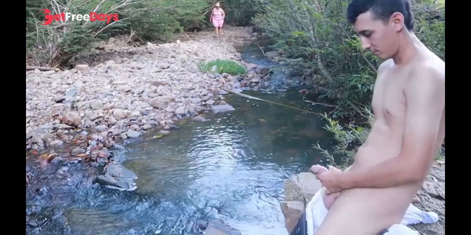 [GetFreeDays.com] chica de gran culo pilla a un hombre masturbandose en el bosque y le agarra su polla Sex Film January 2023