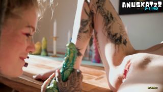 [K2S.CLUB] Anuskatzz - Lesbische tattoo Goth Mädchen intime Analdildo Dehnung - FullHD 1080P-5