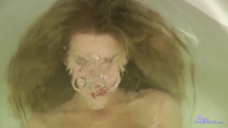 SexUnderwater e0754 Dixie Belle   Underwater Bathtub Girls (mp4)-7