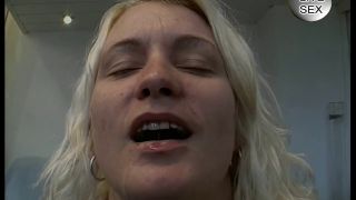 Blonde fistet ihre fotze mit einer salatgurke german porn...-9