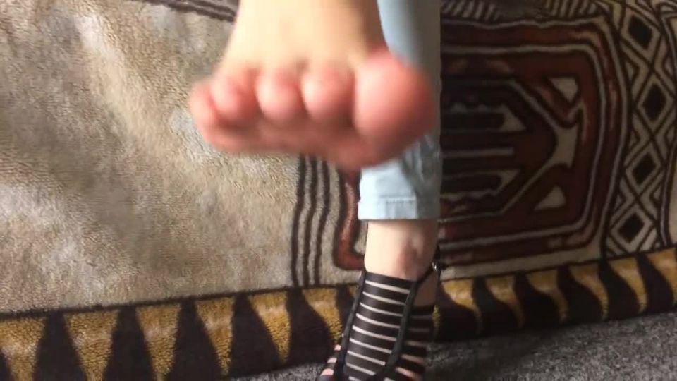 Wrinkled soles – Rina Foxxy – tickling feet on feet porn hand fetish