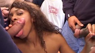 Séance de bukkake pour Sirena, une belle black de Saint Denis (Femdom porn)-2