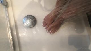 Onlyfans - Lou In Heels - louinheelsThese need a good rinse after a hot sweaty day outside - 07-05-2020-1