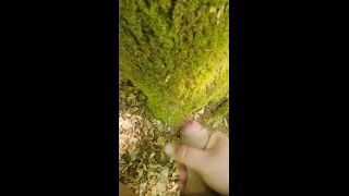 Public Fetter Junger wichst Nackt im Wald und wird fast dabei erwischt-8