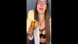 Pleasure Toy Queen Masturbates With Her Double Banana-2