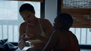 Jacqueline Toboni, Sophia Bush, Kenzie Elizabeth, Kiersey Clemons - Easy s03e03 (2019) HD 1080p!!!-2