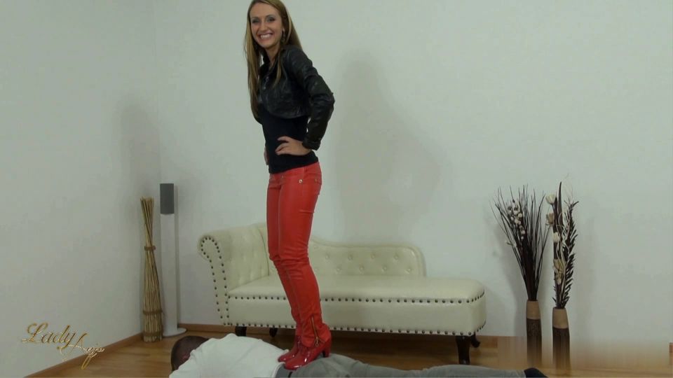 Ball Busting! Nüsseknackerin Lady Anja.