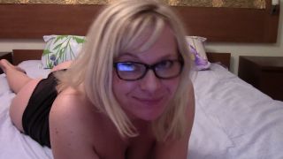 AMATEUR SLIGHTLY CHUBBY GIRL IN GLASSES ON WEBCAM-2