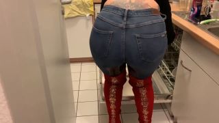 [K2S.CLUB] SteffiBlond - Küchenvollbepissung in Büroküche - Ob noch jemand die Spülmaschine n... - FullHD 1080P-1