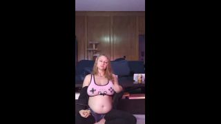 Video 22 Weeks Pregnant Eats Whole Pizza And a Burger Rose Spades 1...-6
