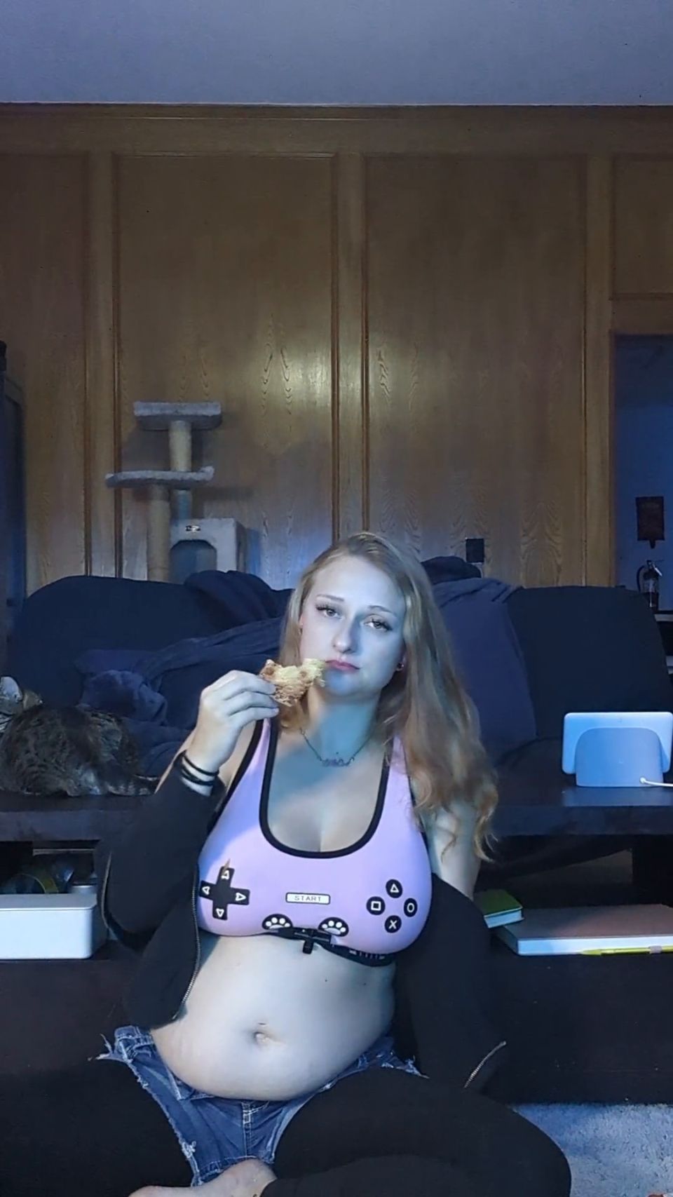 Video 22 Weeks Pregnant Eats Whole Pizza And a Burger Rose Spades 1...