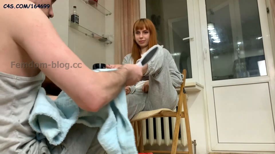 [K2S.CLUB] Petite Princess FemDom - Amateur real femdom foot servitude - Scrubs foot dust of Mistress Kiraes feet - FullHD 1080P