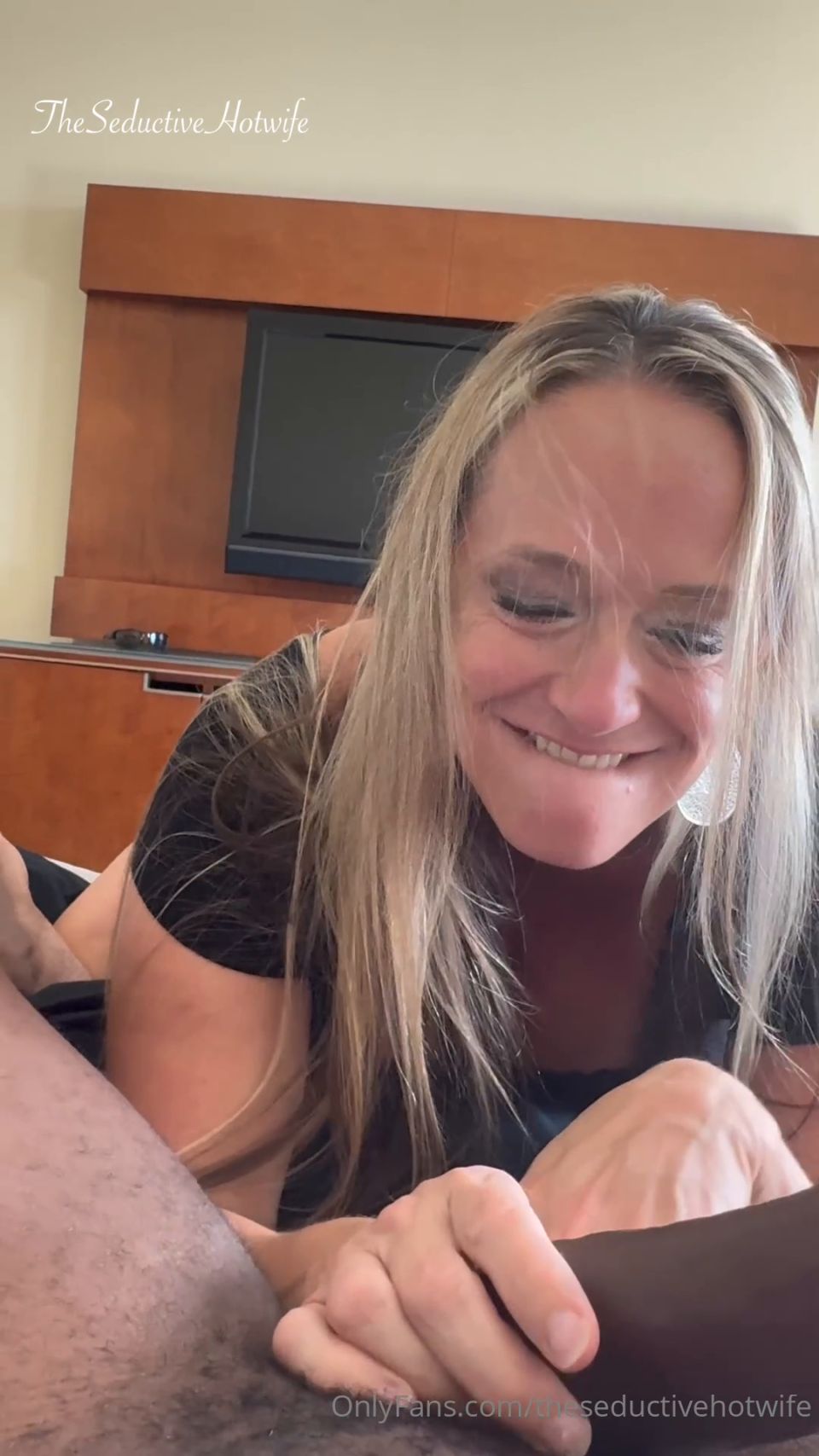 The Seductive Hotwife Swallowing BBC Endlessly Before Squirting And Cumming On (Amateur porn)