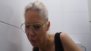 MeidenVanHolland 24 07 18 Milf Saar Betrapt WC Rukker.-0