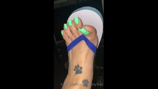 TATIANA - tatianasnaughtytoes () Tatianasnaughtytoes - new august neon green and flip flops took this video the day i had painted 01-09-2021-1