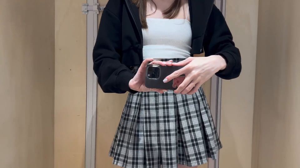 7180 Sexy Girl Flash her Pussy in Shopping Mall Public Tease ...