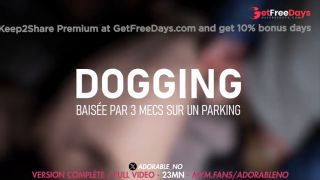 Dogging  Des inconnus me regardent et me baisent sur un parking-9