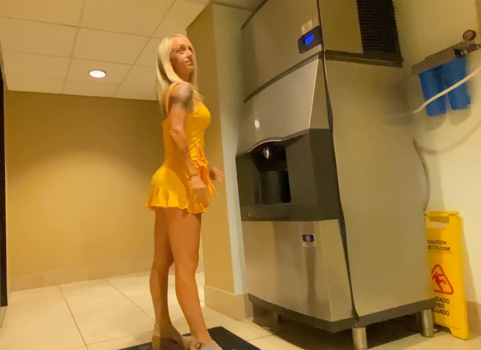 Rob Piper - Wife gets fucked by ice machine