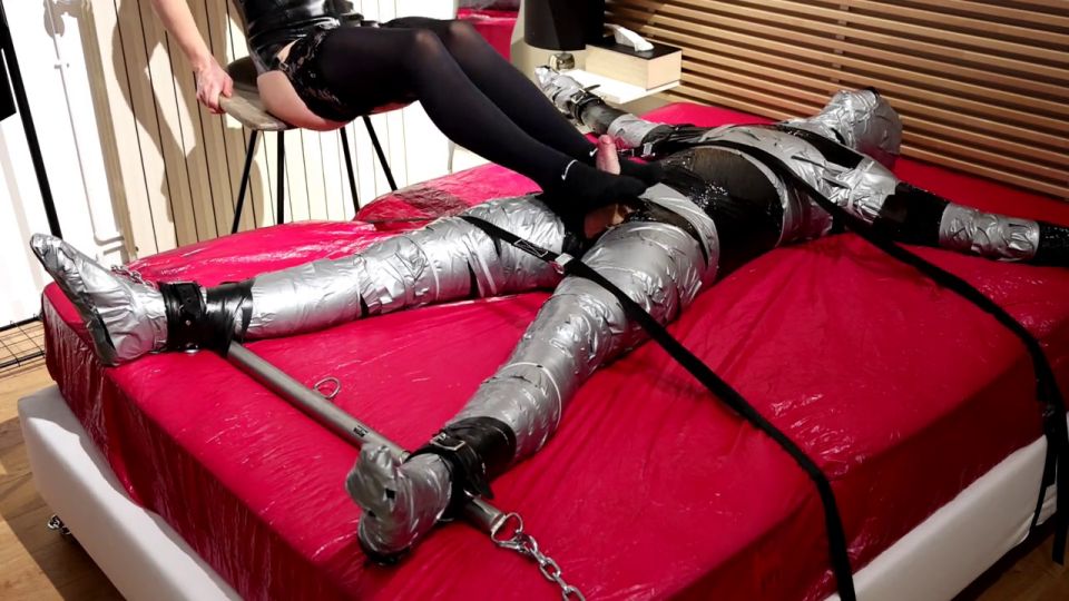 Maitresse Julia Chill footjob with relaxing music (Femdom porn)
