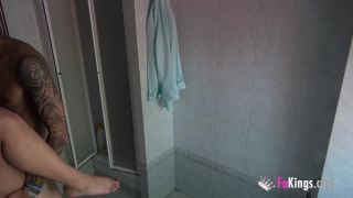 Vivi Sevilla BOLA EXTRA Despues de un GANG BANG con 5 TIOS, Vivi QUIERE MAS y se cepilla a otro en el lavabo. Guarrillas Made in FAKings - 2019-08-07-3