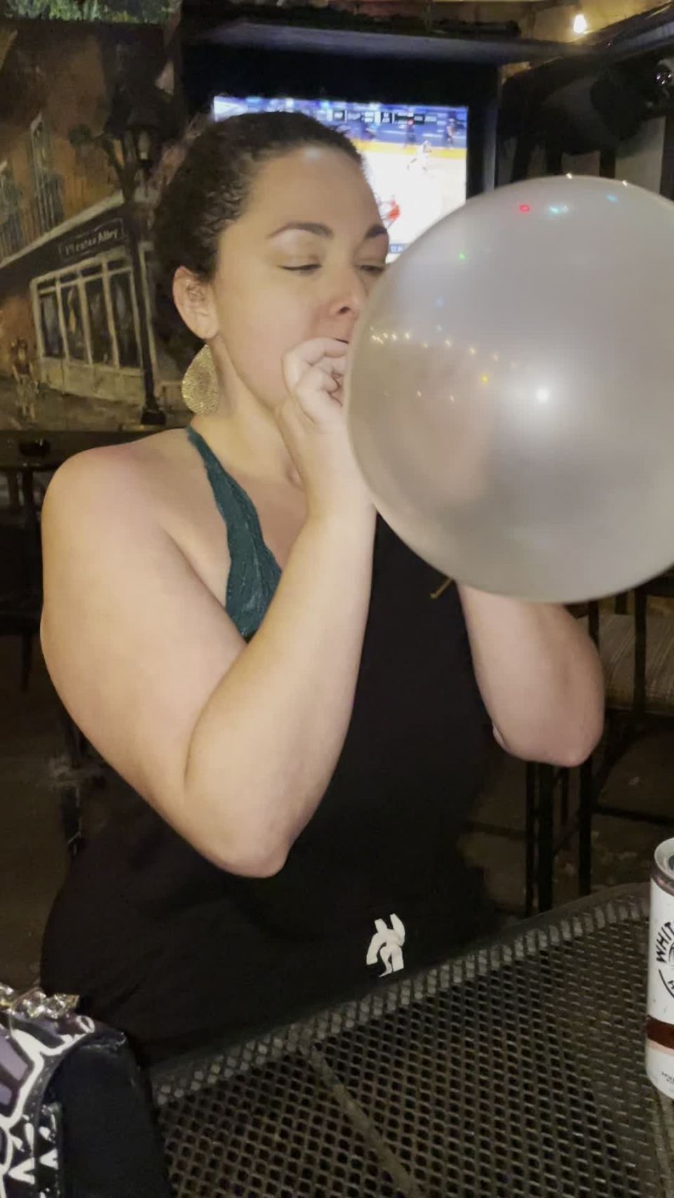 Many Vids - Buttplugbetty Blow To Pop At A Bar - Buttplugbetty