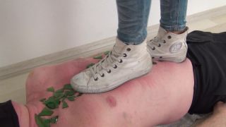 Brutal stomping – Foot Fetish Beauties – Sandy – Trampling on broken glass! | facetrampling | feet-1