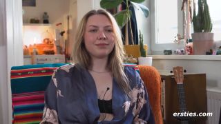 Ersties  Nelio Masturbiert Mit Ihrem Genoppten Glasdildo.-1