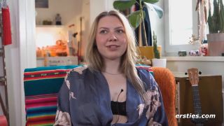 Ersties  Nelio Masturbiert Mit Ihrem Genoppten Glasdildo.-2