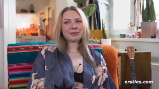 Ersties  Nelio Masturbiert Mit Ihrem Genoppten Glasdildo.-9