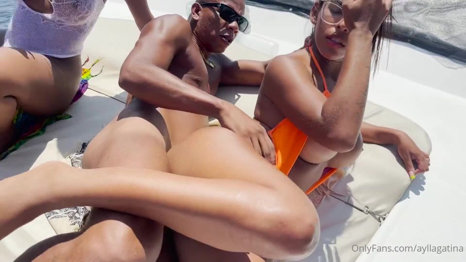 Aylla Gattina TS – Time for the big show, the height of the show at the boat party, that’s what these bitches want @ya_68 (@ayllagatina) (28.03.2022) Shemale!