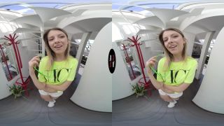 I&#039;ll Show How It&#039;s Done - Rebecca Volpetti Smartphone - (Virtual Reality)-0