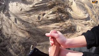 [Amateur] GIRLFRIEND GIVES RISKY QUICK HANDJOB AT A PUBLIC BEACH-5