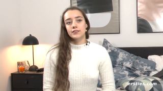 Ersties Medea Verwöhnt Ihre Beiden Löcher Mit Einem Kristalldildo.-1