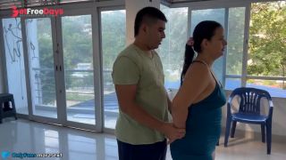 Prctica de yoga con gran hermanastra-2