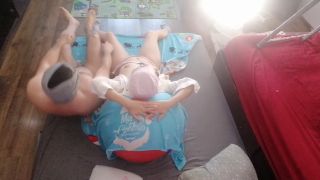 Hermina - Massagem sensual de um casal gostoso com óleo no corpo. Preliminares no quarto com um casal amador.-1