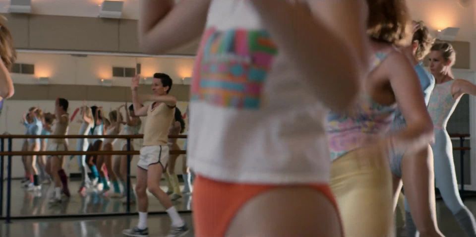 Alison Brie, Betty Gilpin, etc – Glow s01e01 (2017) HD 1080p!!!