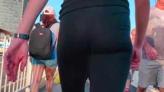 Thong and tight buttocks of sexy jogger-2