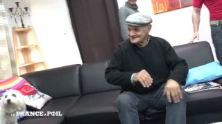 Video Calie gang banguee par un grand pere vicieux et sa clique 720...-1