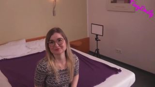 Tiny Emily- Krass Fotograf betruegt seine Ehefrau mit mir POV Blowjob-3