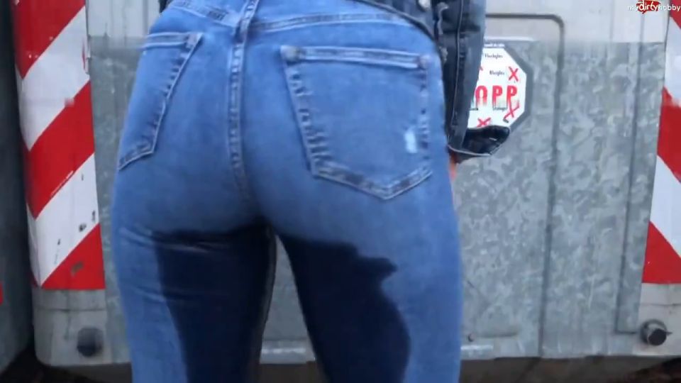 [K2S.CLUB] SteffiBlond - Im Wohnviertel am Flaschencontainer - Flaschenbepissung und einnässe... - HD 720P