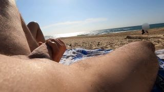 [GetFreeDays.com] Deux Filles me Voient Branler Mon Copain à La Plage Publi handjob gif porn-2