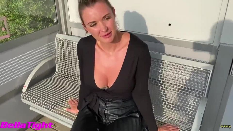 Bella Tight - SKANDAL NACKT AUF DEM BAHNSTEIG 720P - Amateur