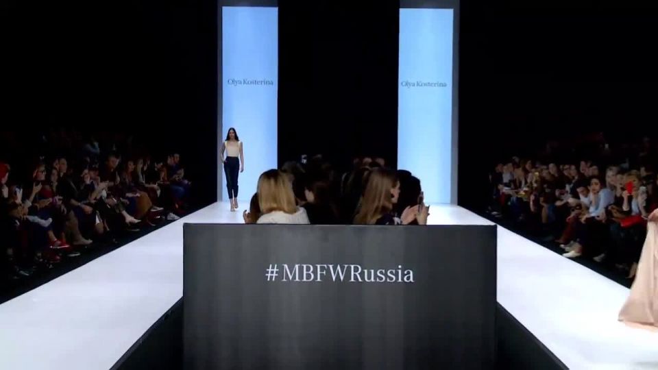 Nude on the catwalk - Model - Oops