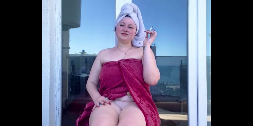 60Fps morning cigarette in the morning for a curvy brunette