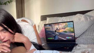 Ecoliere69 Sucks It While He Plays Fortnite Onlyfans (Amateur porn)-2